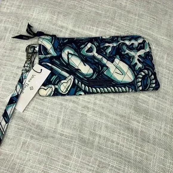 VERA BRADLEY NWT BLUE AND WHITE WRISTLET CLUTCH - Picture 3 of 5